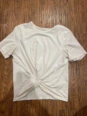 Women’s LuluLemon Twist Top
Size: M/L
